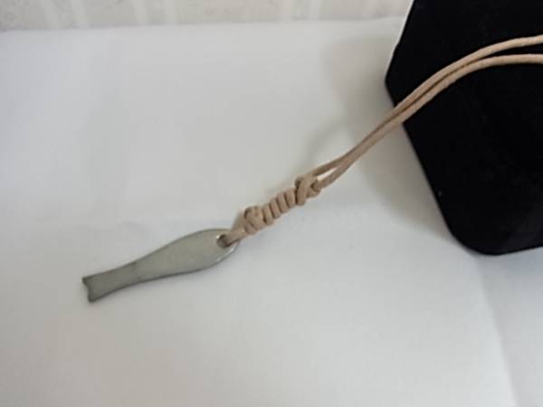 シルバーカラーのトップに紐のネックレス☆++拍卖