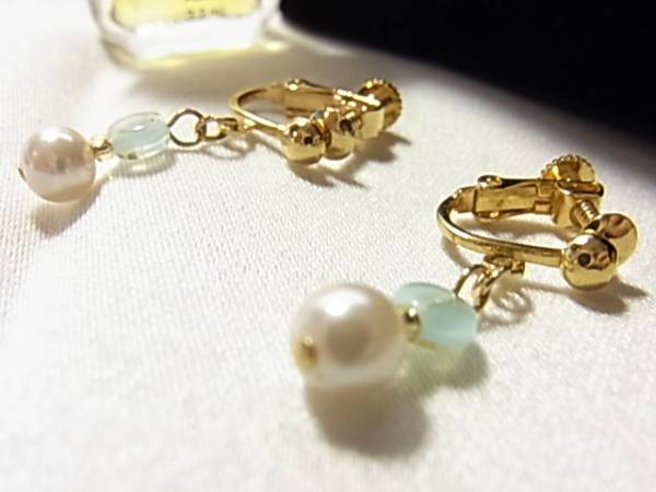 桃色と水色のパール調ビーズ☆揺れるデザインのイヤリング★++拍卖