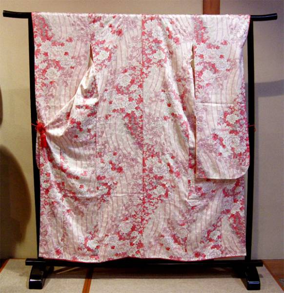 25,000円より...見切り 正絹 三松「えれがんす」 振袖+襦袢セット -袷-拍卖