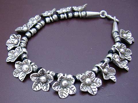 ◆カレン族シルバーブレスレット 黒ひも06◆花ビーズ・フラワー拍卖