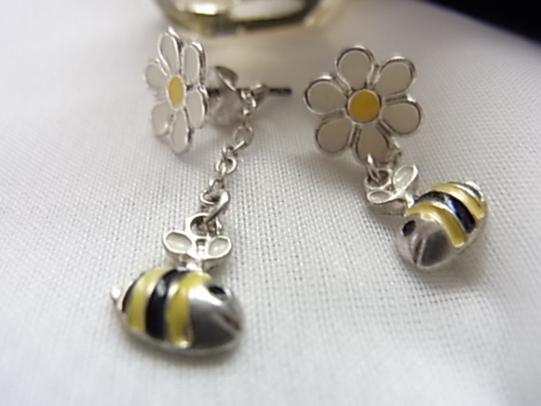 ラブリーデザイン◎お花◎キャッチ部分は揺れるミツバチピアス☆拍卖