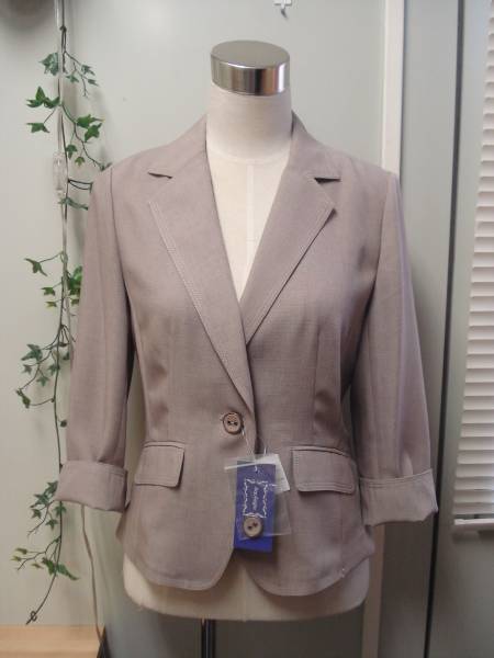 新品タグ付☆Aquilegia☆薄手テーラードジャケット ベージュ 9号拍卖