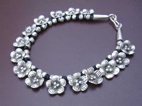 ◆カレン族シルバーブレスレット 黒ひも03◆花ビーズ・フラワー拍卖