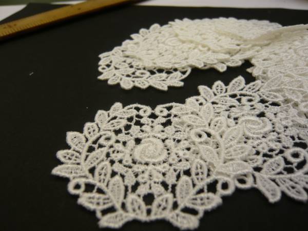 ●(NM030)オフホワイトのケミカルレースのモチーフ(3枚)拍卖