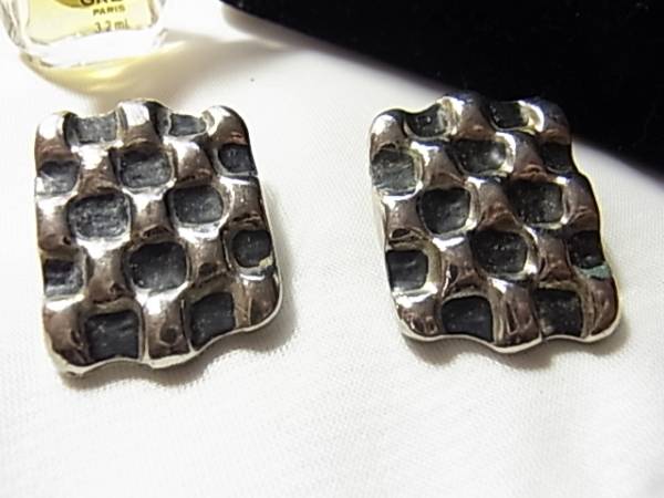 シルバーカラーにブラックカラーの格子調の個性的なイヤリング★拍卖