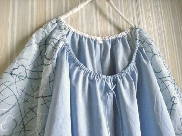 丸いシルエットのPO★ブルー&スイス綿ボイル刺繍 ハンドメイド 拍卖