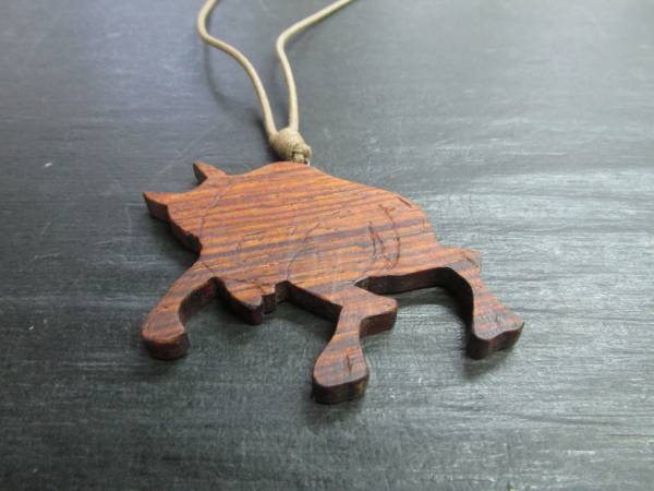 ココボロオイルフィニッシュ闘牛背面鳥獣戯画彫刻ペンダント拍卖