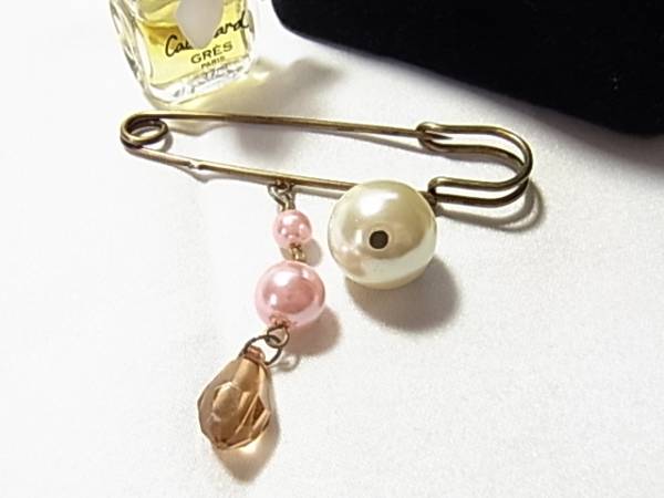 パール調ビジューにビーズ付のラブリーなデザインのブローチ★拍卖