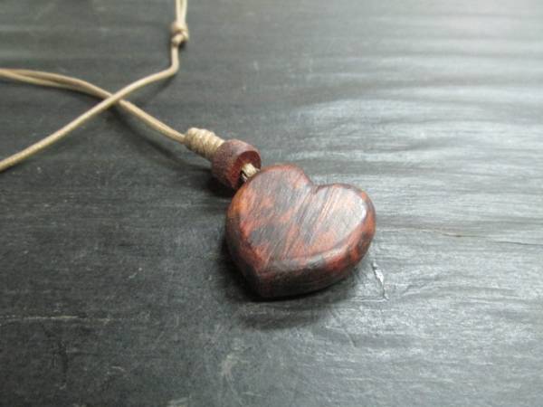 スネークウッドオイルフィニッシュハート型ペンダント拍卖