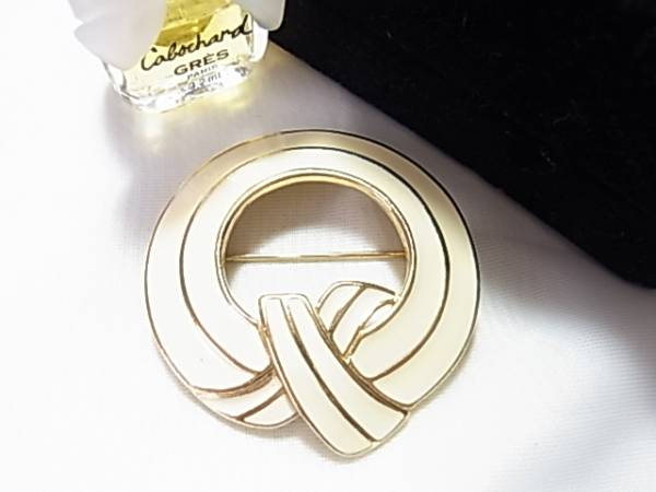 アイボリーカラーと金色の帽子のようなデザインのブローチ△拍卖