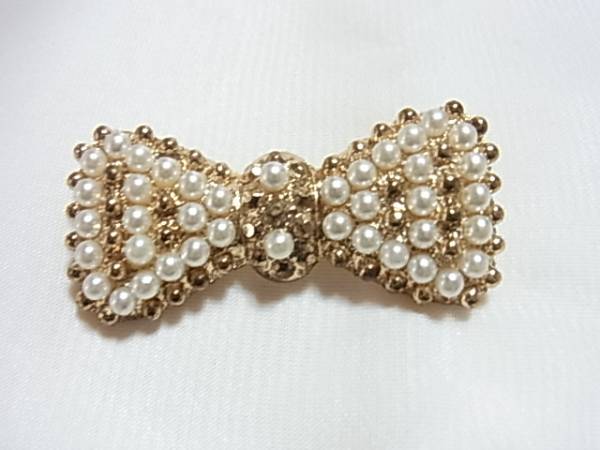 ラブリー可愛いりぼんモチーフ●パール調ビジューのブローチ△拍卖