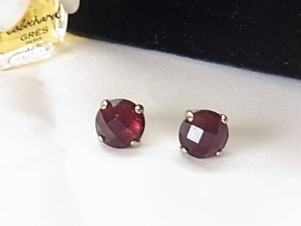 大粒のガーネット風カラーストーン☆立爪のデザインピアス♪拍卖