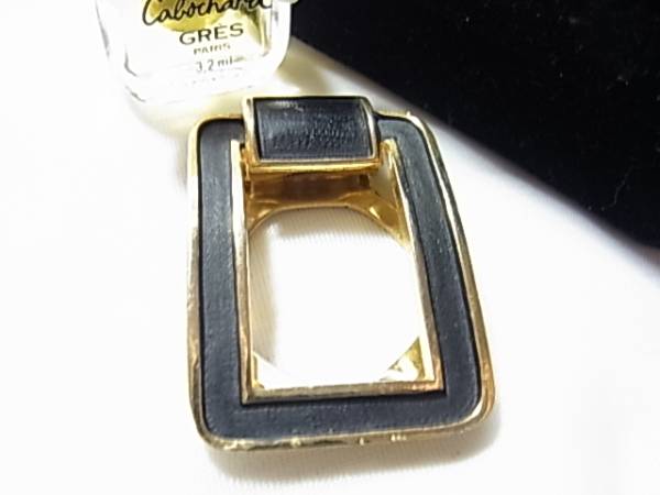 黒色を金色で囲んだ落ち着いたシックなデザインのスカーフ留め★拍卖