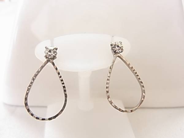 輝くキュービックジルコニアが素敵なデザインのピアス♪拍卖