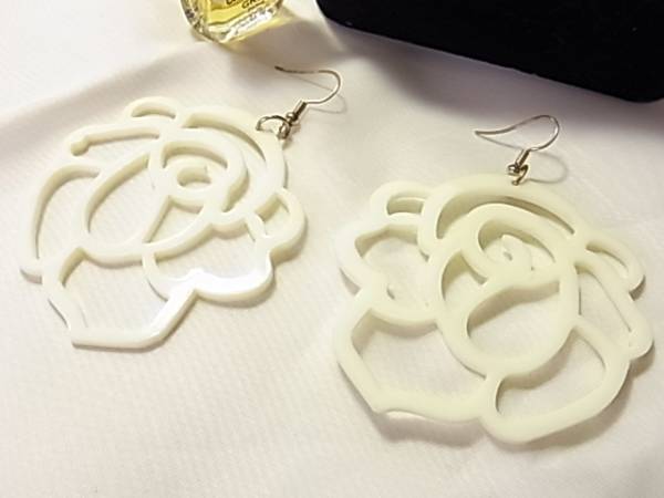 大ぶりのデザイン★透かしデザインの薔薇の花のモチーフピアス♪拍卖