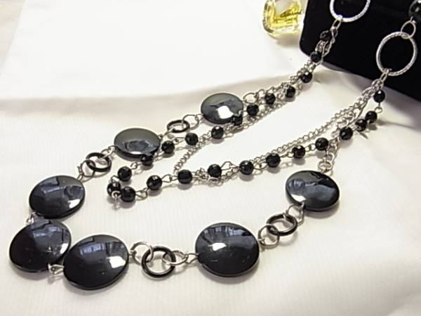 ♪黒のビーズに平たい丸がオリエンタル調な印象3連風ネックレス拍卖