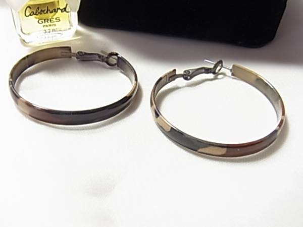 和柄のような模様●シックな感じがお洒落なフープピアス♪拍卖