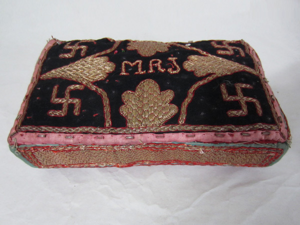 希少 19世紀 スマトラ島ランプン 手刺繍ベビーピロー タピス アンティーク拍卖