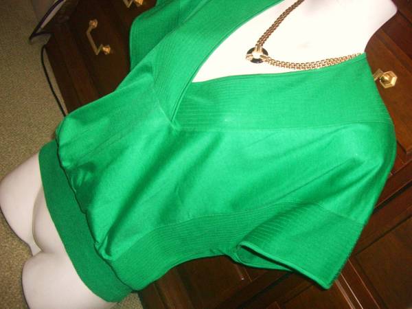 アクアスキュータム★鮮やかカラー★胸元Sexy★ゆったり美ライン拍卖