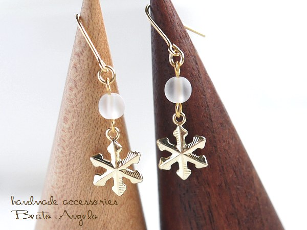 ◇◇+angelo+天然石スノークリスタルと雪の結晶のピアス(p-063)G 冬ピアス ホワイト チタン 樹脂 イヤリング拍卖