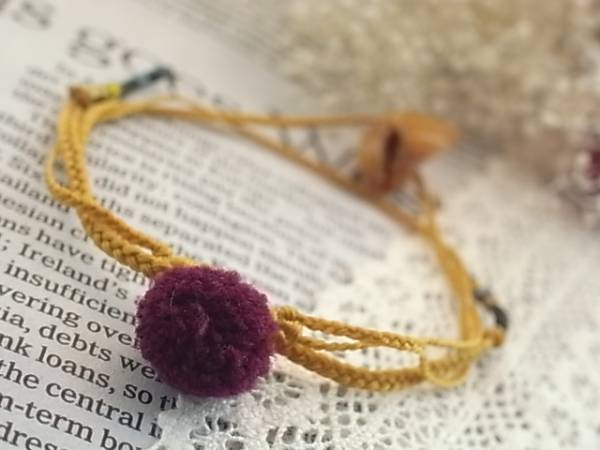 ◆sale◆コットン紐ボンボンブレスレット◆カラシ拍卖