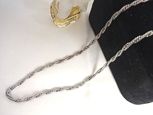 光の加減でキラキラ輝くシルバーカラーのツイストチェーン☆拍卖
