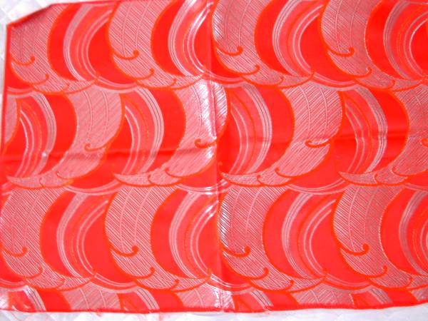 金襴はぎれ 朱赤に銀の波柄 70×48cm拍卖