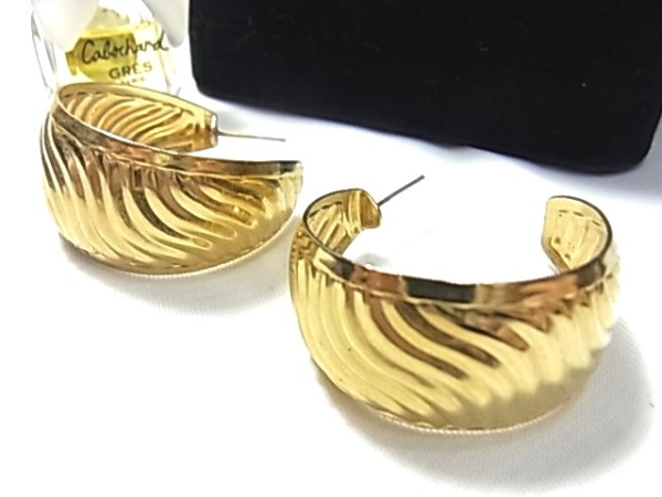 美しいゴールドカラーのボリューム感デザインのピアス☆拍卖