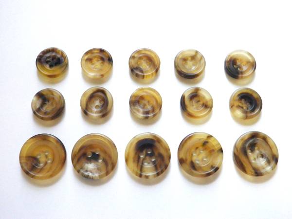 本水牛ボタン スーツの定番 貴重な薄茶 シックなツヤ消し .1着分拍卖