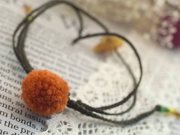 ◆sale◆コットン紐ボンボンブレスレット◆カーキ拍卖