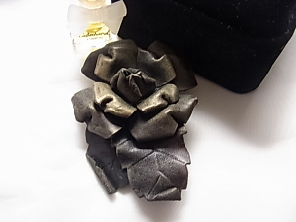 メタルのように見えるデザイン◎お花のデザインブローチ★拍卖