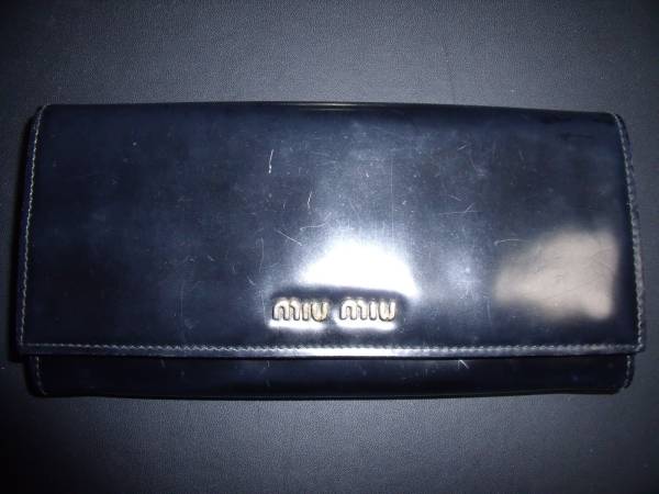 $ 美品 $ 大人気♪ ◆ ミュウミュウ ◆ miumiu ◆ エナメル レザー素材 ・ 2つ折り 長財布 ◆ 黒 ブラック系 ◆ 箱付き ◆ 送料無料!!拍卖