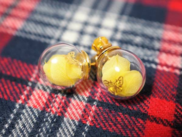 ☆蝶々ドライフラワーガラスドームピアスハンドメイド★イエロー拍卖
