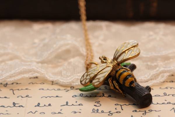 ◆新入荷◆ミツバチ&リーフネックレス拍卖