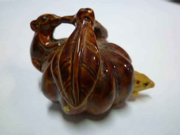 M3939 鼠 木製の小さな鼠が出てくるギミック 縁起物 木製 銘有■拍卖