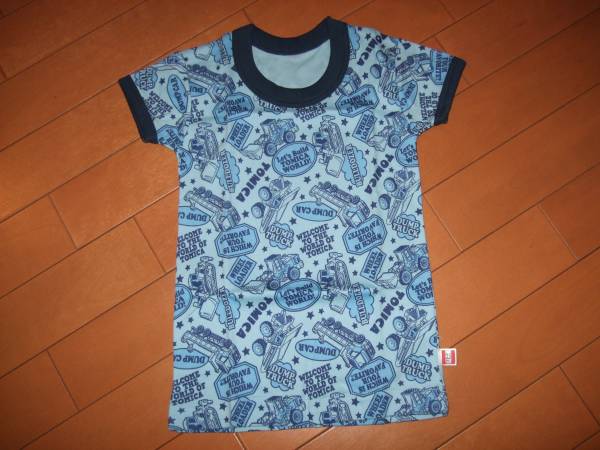 新品即決○トミカ総柄半袖Tシャツ○95㎝拍卖