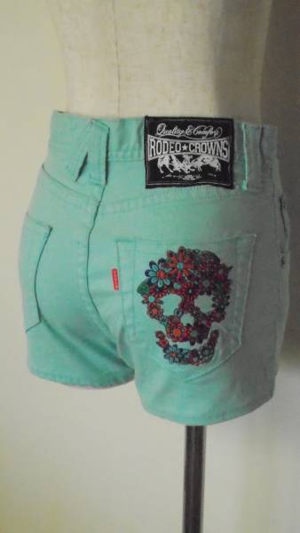美品 ロデオクラウンズ カラーデニム ショートパンツ 花柄スカル拍卖