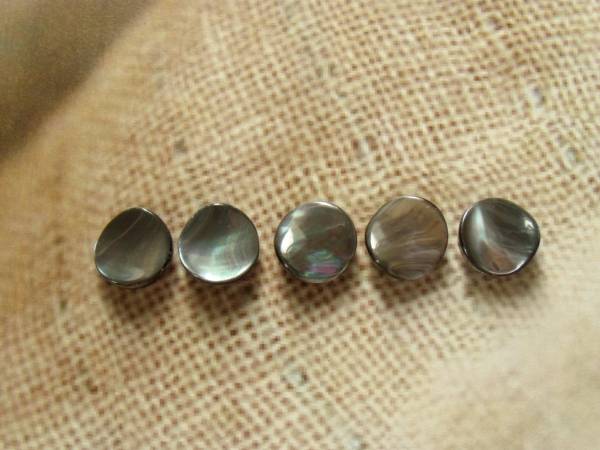 グレーの貝ボタン 裏に糸通すタイプ 18mmを5個セットで拍卖