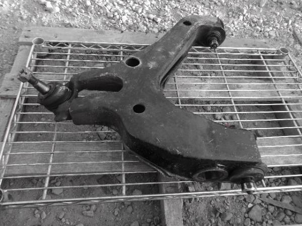 ★☆ 95y GMC サバーバン 右フロント ロアアーム 中古品 AWD ☆拍卖