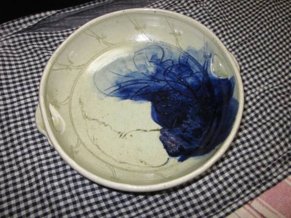 藍色の柄の美しい、耳つきの貫入入り浅鉢径 22cm拍卖