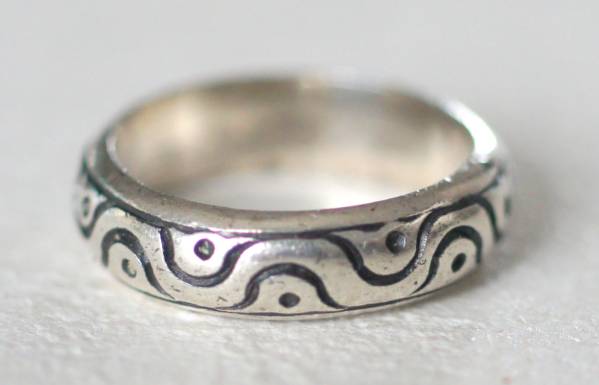 シルバー925製 手彫り風 エスニック 波模様入り甲丸リング拍卖