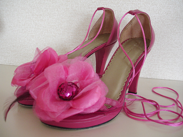 送料無料■お花と羽根のモチーフ付き♪ピンクの編み上げサンダル23cm/安心の匿名配送です拍卖