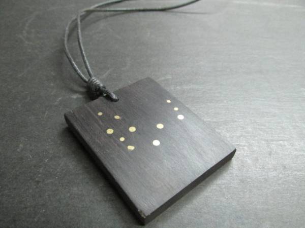 真黒黒檀ポリウレタン仕上げ星座真鍮象眼「昴」ペンダント拍卖