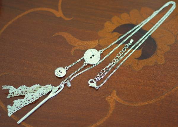 アンティーク風 レースと針とボタンのネックレス拍卖