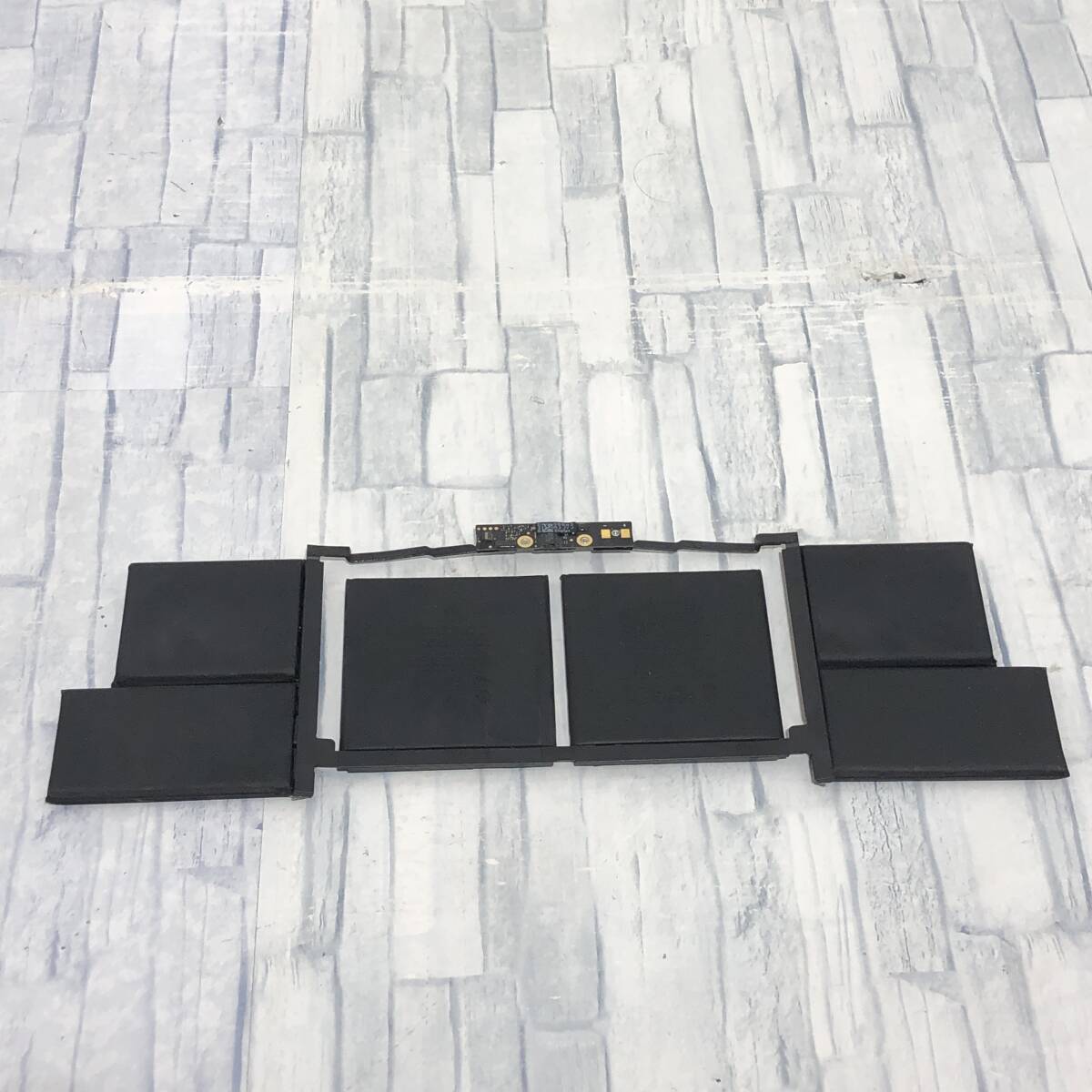 ■MacbookPro retina Mid 2018 A1990 内蔵バッテリーパック A1953(動作未確認）※ジャンク本体より抽出