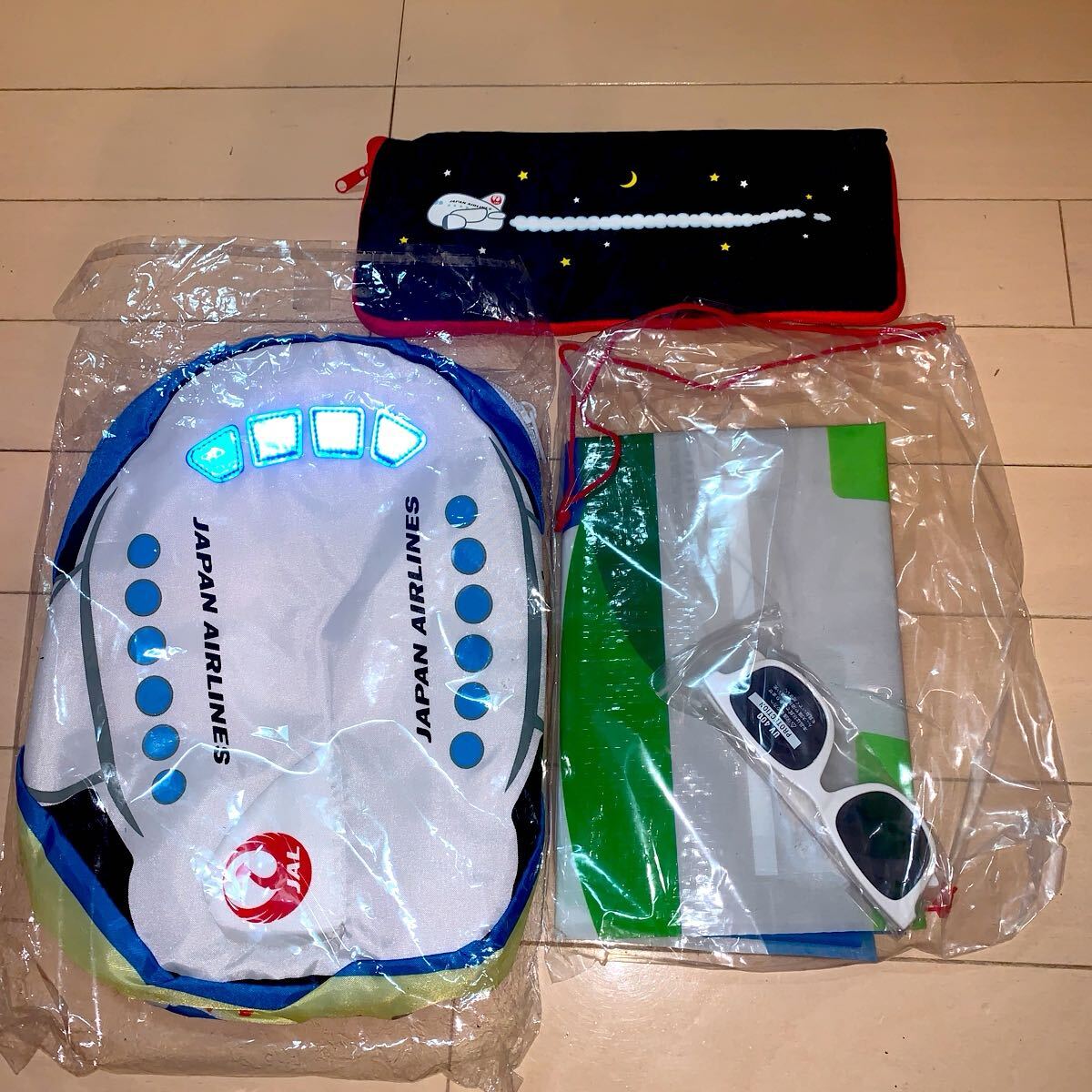 【新品未使用品】飛行機型 JAL子供用リュックサック サングラス レジャーシート ポーチのセット