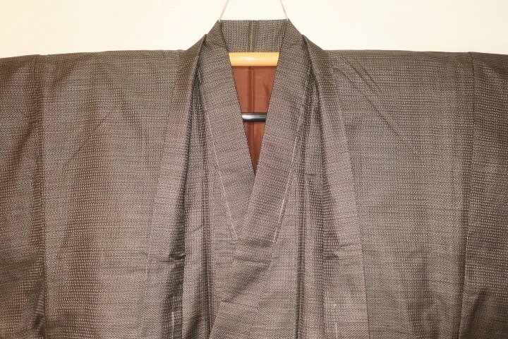弐10050RM 本絹本場泥大島紬男着物羽織 裄68丈134К鉄茶百山亀甲 現代物 新品未着用 上仕立て 新品アウトレット