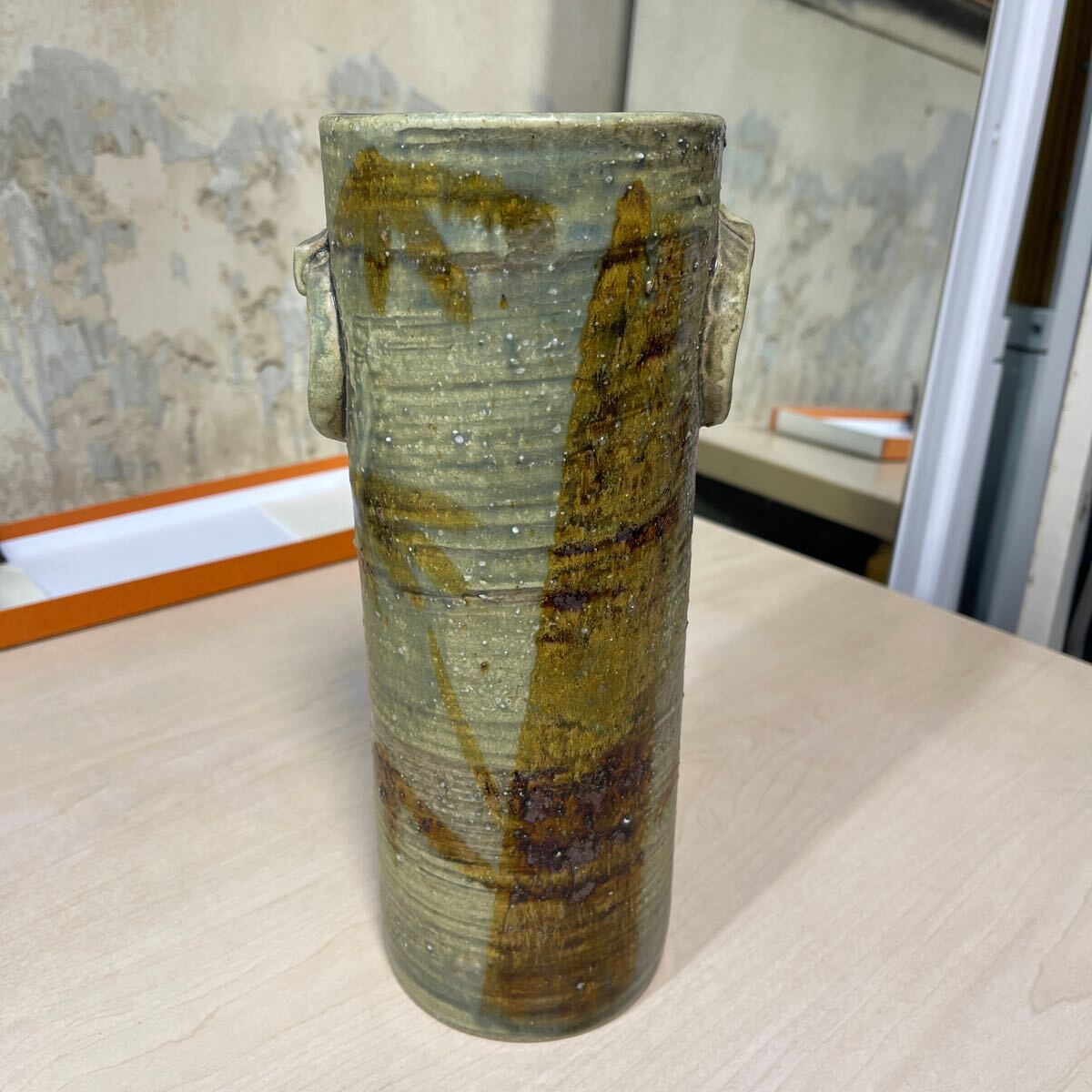 信楽焼　花瓶　名入り　明山窯　竹模様　 陶器　 花器　高さ約27㎝　口直径約10㎝　24-2 