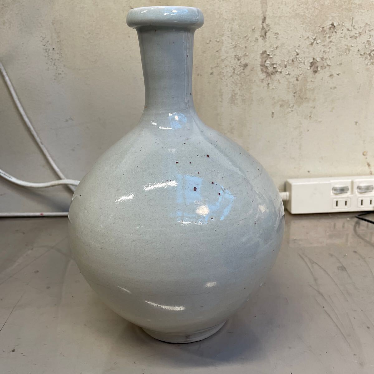 花器　壺　 白磁風　花瓶　陶器　高さ約27㎝　最大直径薬20㎝　口約6㎝　24-9