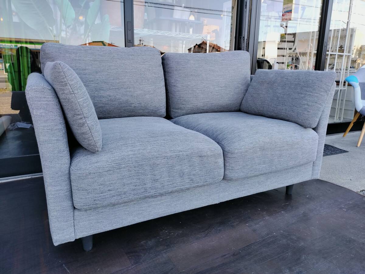 【愛知・配送可】2人掛け 布張りソファー クッション付 幅約138cm×奥行：約80cm×高さ：約82cm グレー系